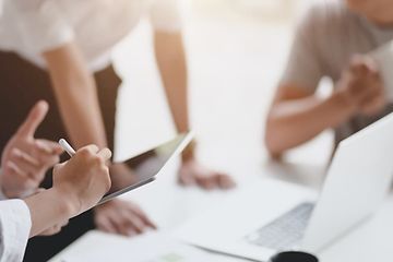 Et møde mellem 4 personer på et kontor