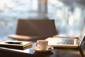 en kop kaffe foran en macbook på et kontor