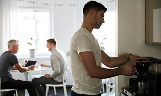 kontoransat sørger for friskbrygget kaffe på kontoret
