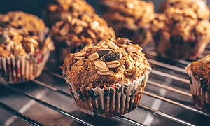 Nærbillede af muffins på en bageplade
