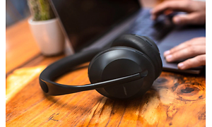 sorte noise cancelling hovedtelefoner