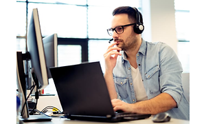 kippr supporter arbejder på sine computere