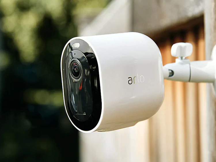 Arlo overvågningskamera på en ydervæg