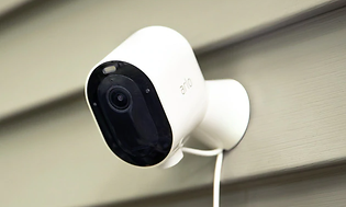 Arlo overvågningskamera på en væg
