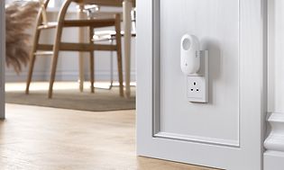 Arlo Chime 2 hængende på en væg