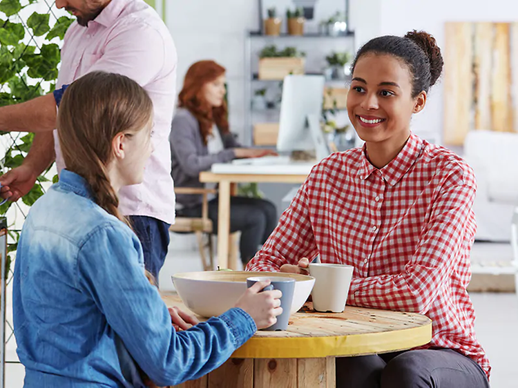 To kvinder der får tager en kaffepause