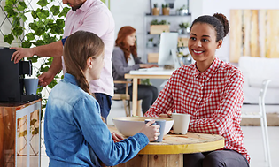 To kvinder der får tager en kaffepause