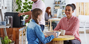 To kvinder der får tager en kaffepause
