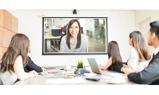 Videomøde med kvinde på skærmen