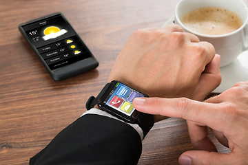 Mand der tjekker sit smartwatch