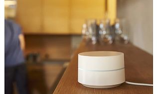Router på et brunt bord