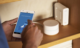 Mand installerer Google mesh-netværk via smartphone