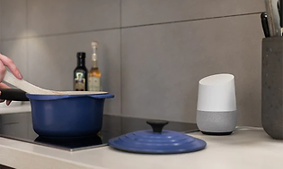 Google Home placeret i et køkken