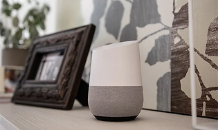 Google Home placeret i stuen