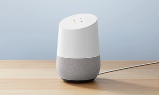 Google Home på et bord