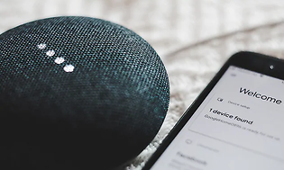 Google Home Mini og en smartphone