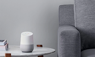 Google home placeret i en stue