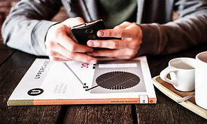 Person der bruger smartphone ved et bord