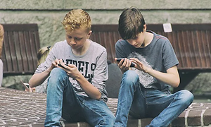 To teenagere der bruger smartphones