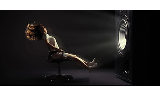 Billede af en subwoofer der blæser en kvinde bagover