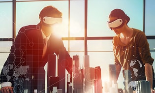 Mand og kvinde der bruger virtual reality briller