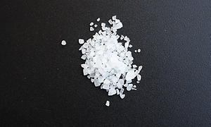 Salt til opvaskemaskinen: Almindeligt salt på sort bord