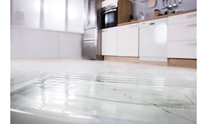 vand på gulvet efter en utæt opvaskemaskine 