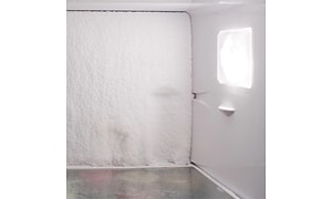 insiden af et køleskab der er frosset til
