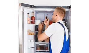 tekniker arbejder på et elektronikken i et køleskab