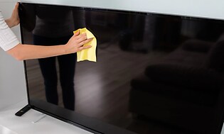 Rengøring af TV skærm med microfiber klud