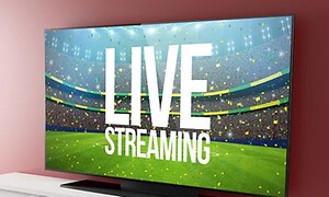 TV der viser en fodboldbane med teksten LIVE streamning