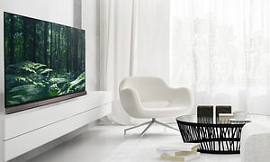OLED LG TV i en hvid stue