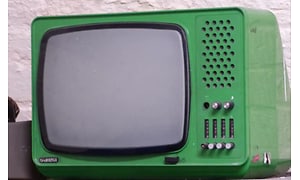 nærbillede af et grønt retro mini-TV