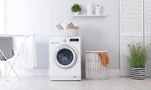 Kombineret vaskemaskine og tørretumbler i et vaskerum