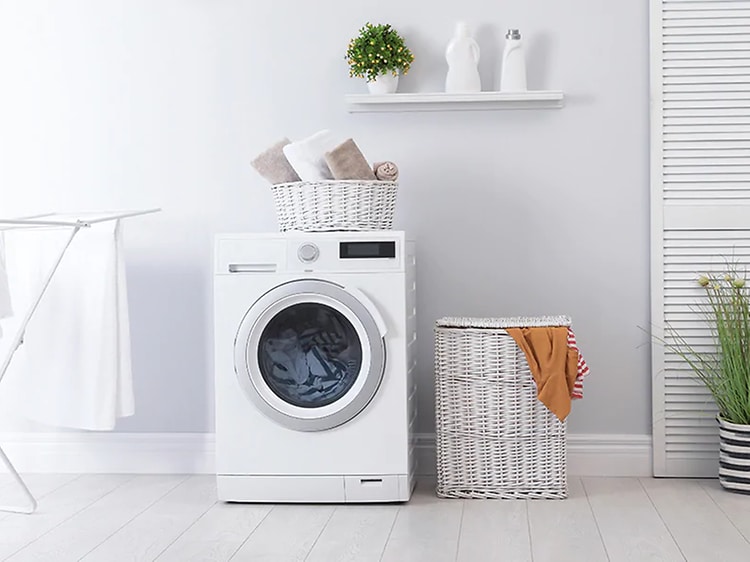 Kombineret vaskemaskine og tørretumbler i et vaskerum