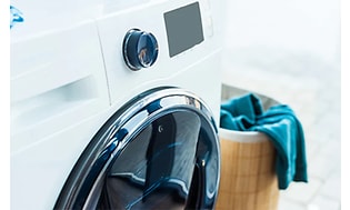 Closeup af kombineret vaskemaskine og tørretumbler