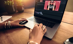person redigerer en vlog