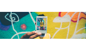 man holder et polaroid foto af ham selv