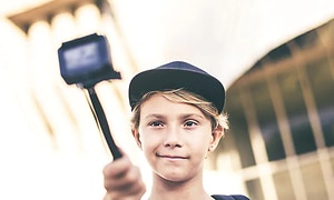 en dreng tager en selfie med sit actionkamera