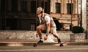 stilfuld mand med et headset på et skateboard 