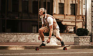 stilfuld mand med et headset på et skateboard