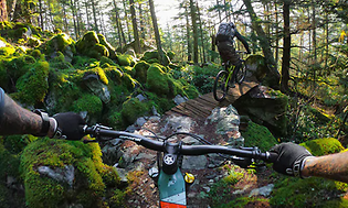 mand på mountainbike med sit gopro monteret