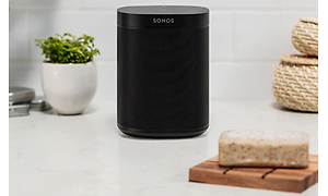 Sonos smart-højtaler på en hvid bordplade