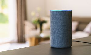 Alexa højtaler på bord