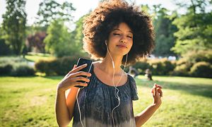 Kvinde der lytter til musik via headset