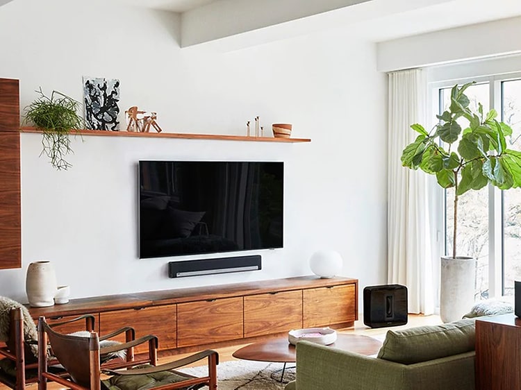 Moderne stue med smart højtaler, soundbar og fladskærm