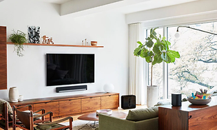 Moderne stue med smart højtaler, soundbar og fladskærm