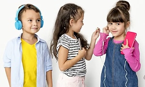 Dreng med on-ear headset og 2 piger med telefon og in ear headset