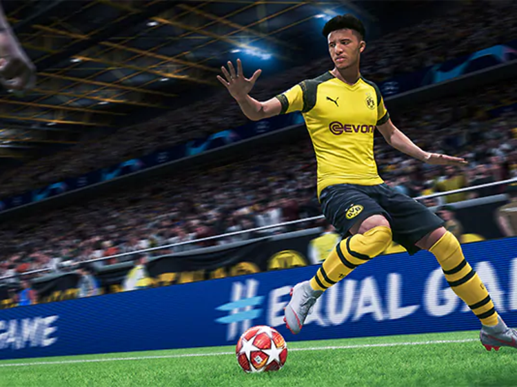 Screenshot fra FIFA - fodboldspiller på fodboldbane med fodbold