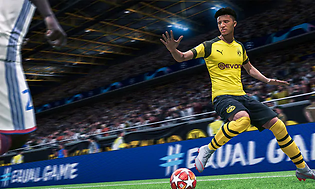 Screenshot fra FIFA - fodboldspiller på fodboldbane med fodbold